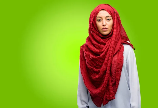 カメラを見て自然な笑顔で自信と幸せのヒジャーブを着て若いアラブ女性 — ストック写真