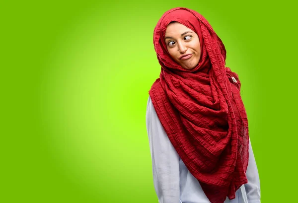 Mujer Árabe Joven Usando Hijab Haciendo Bromas Caras Graciosas — Foto de Stock
