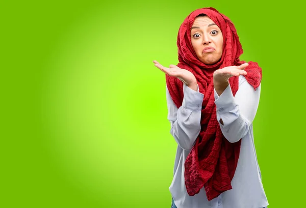 Giovane Araba Indossa Hijab Dubbio Espressione Confusione Meraviglia Concetto Futuro — Foto Stock