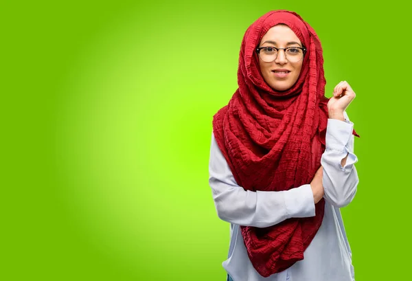 Unga Arabiska Kvinnan Bära Hijab Självsäker Och Glad Med Ett — Stockfoto