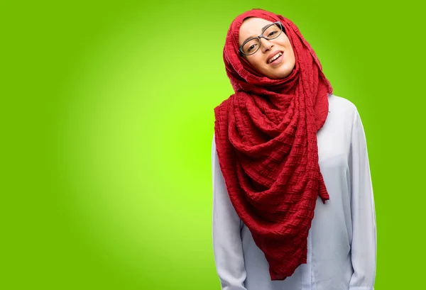 Mladá Arabská Žena Nosí Hidžáb Spokojené Výrazem Velké Přirozený Úsměv — Stock fotografie