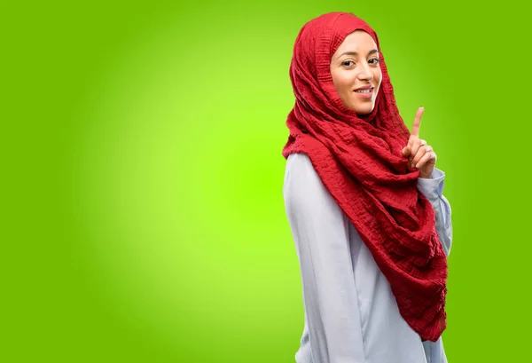 Junge Arabische Frau Trägt Hijab Hebt Den Finger Ist Die — Stockfoto