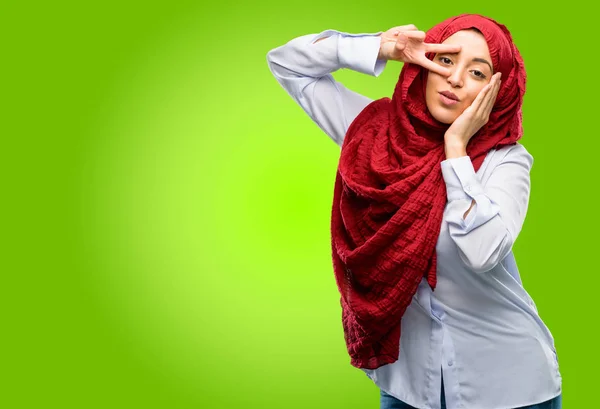 Jeune Femme Arabe Portant Hijab Regardant Caméra Travers Ses Doigts — Photo