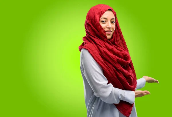 Mujer Árabe Joven Usando Hijab Seguro Feliz Con Una Gran —  Fotos de Stock