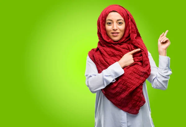 Jovem Árabe Mulher Vestindo Hijab Apontando Para Lado Com Dedo — Fotografia de Stock