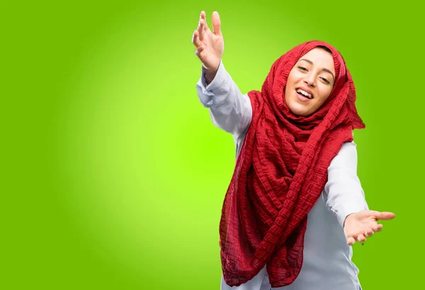 Młoda Kobieta Arabska Noszenie Hidżabu Pewnie Szczęśliwie Uśmiechem Naturalne Przywitalny — Zdjęcie stockowe