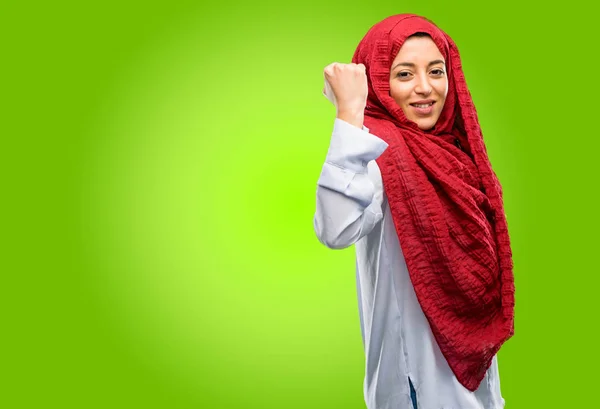 Młoda Kobieta Arabska Noszenie Hidżabu Szczęśliwy Podekscytowany Wyrażając Zwycięskie Gest — Zdjęcie stockowe