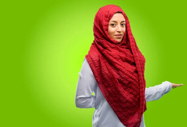 Mujer Árabe Joven Usando Hijab Seguro Feliz Con Una Gran —  Fotos de Stock