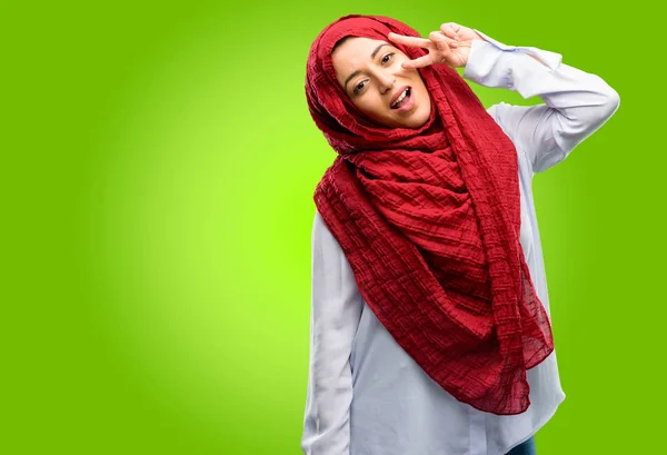 Junge Arabische Frau Trägt Hijab Und Blickt Durch Ihre Finger — Stockfoto