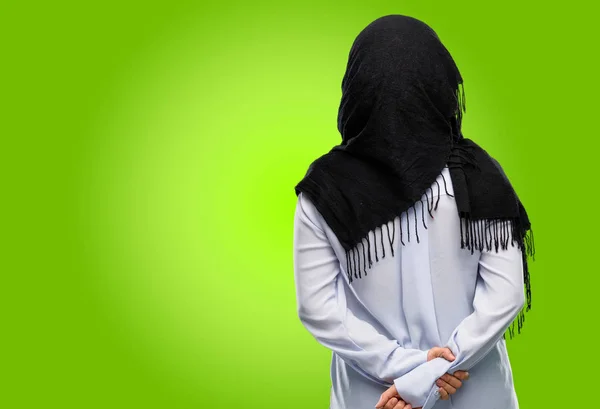 Unga Arabiska Kvinna Som Bär Hijab Baksidan Bakifrån — Stockfoto