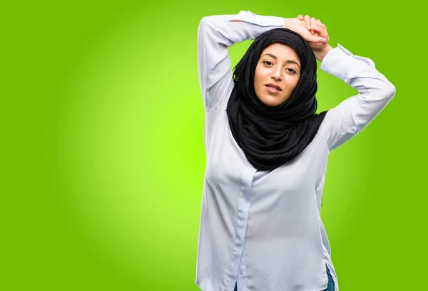 ヒジャーブ自信を持ち自然な笑顔で幸せを身に着けている若いアラブ女性 — ストック写真