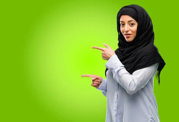 Junge Arabische Frau Trägt Hijab Und Zeigt Mit Finger Seitlich — Stockfoto