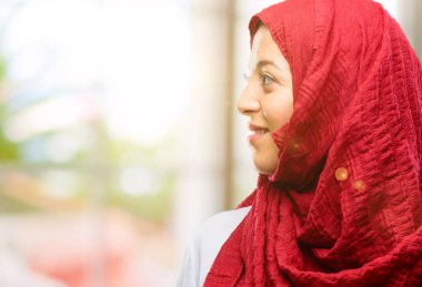 Hijab yan görünüm portre giyen genç Arap kadın