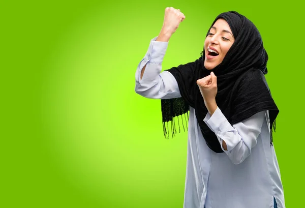 年轻的阿拉伯妇女戴着头巾高兴和兴奋庆祝胜利表达了巨大的成功 能量和积极的情绪 庆祝新工作快乐 — 图库照片