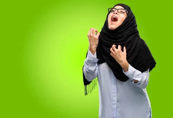Αραβικά Γυναίκα Φοράει Μαντίλα Χαρούμενος Και Συγκινημένος Γιορτάζουμε Νίκη Εκφράζοντας — Φωτογραφία Αρχείου