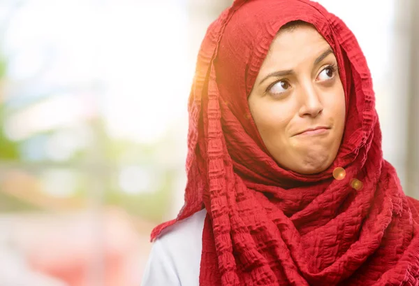 Wanita Muda Arab Mengenakan Hijab Ekspresi Keraguan Membingungkan Dan Bertanya — Stok Foto