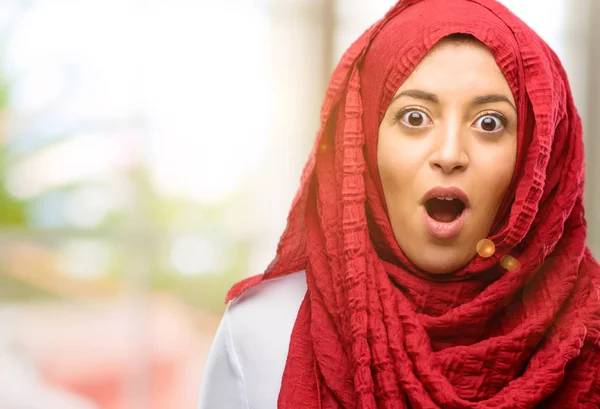 Молодая Арабская Женщина Хиджабе Счастлива Удивлена Приветствием Выражающим Вау Жест — стоковое фото
