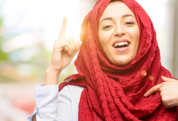 Jovem Árabe Mulher Vestindo Hijab Feliz Surpreso Animando Expressar Wow — Fotografia de Stock