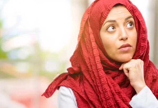 Young Arab Woman Wearing Hijab Thinking Looking Expressing Doubt Wonder — Stock Photo, Image