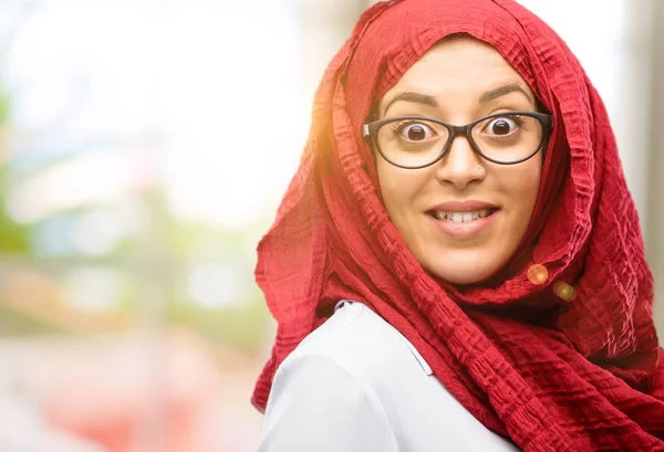 Αραβικά Γυναίκα Φορούσε Μαντίλα Αυτοπεποίθηση Και Χαρούμενοι Ένα Μεγάλο Χαμόγελο — Φωτογραφία Αρχείου