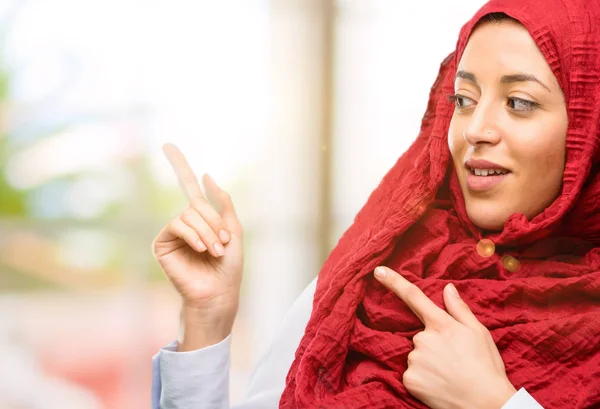Αραβικά Γυναίκα Φορούσε Μαντίλα Δείχνει Μακριά Πλευρά Δάχτυλό Του — Φωτογραφία Αρχείου