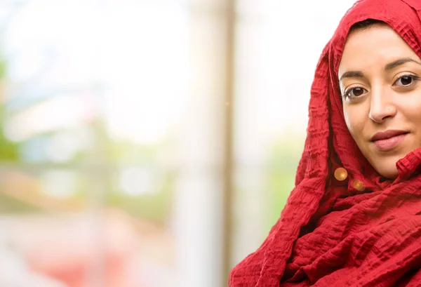 Молода Арабська Жінка Хіджабі Впевнена Щаслива Великою Природною Посмішкою Запрошує — стокове фото