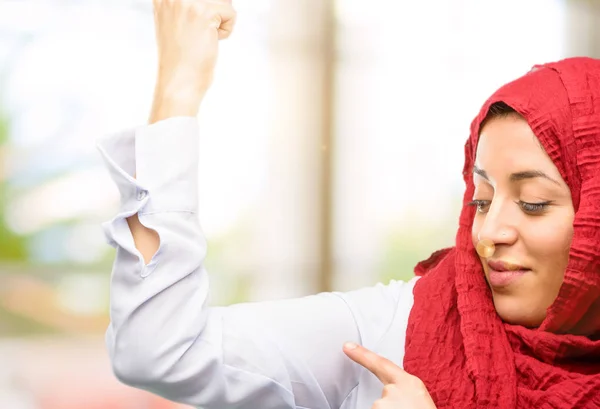 Jonge Arabische Vrouw Dragen Hijab Wijzen Biceps Uiting Van Kracht — Stockfoto
