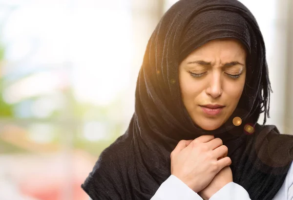 泣いて落ち込んで悲しい感情を表現する悲しみ溢れるヒジャーブを着ている若いアラブ女性 — ストック写真