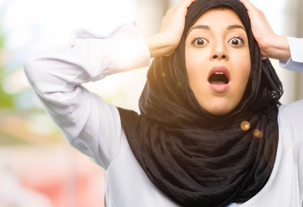Młoda Kobieta Arabska Sobie Hidżab Stresujące Utrzymanie Ręce Głowie Przerażony — Zdjęcie stockowe