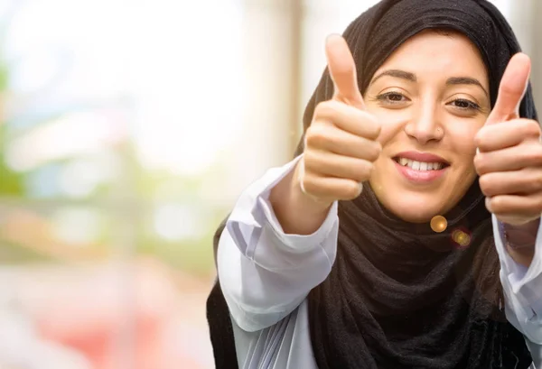 Jonge Arabische Vrouw Het Dragen Van Hijab Glimlachend Grote Lijnen — Stockfoto