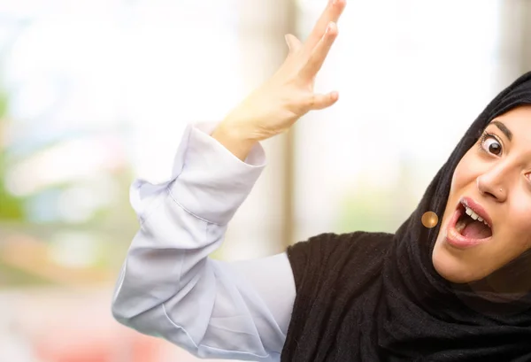 Jonge Arabische Vrouw Het Dragen Van Hijab Blij Verrast Juichen — Stockfoto