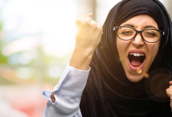 Giovane Araba Vestita Hijab Felice Eccitata Che Celebra Vittoria Esprimendo — Foto Stock