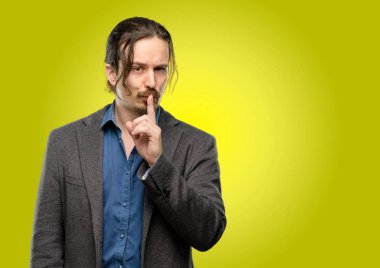 Yakışıklı delikanlı dilinde, işaret parmağı ile sorun sessiz olmalısın. Sessizlik ve gizli kavramı