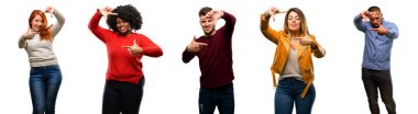Grup serin insanlar, kadın ve adam kendinden emin ve mutlu eller fotoğraf makinesi için gösterilen, beste ve jest çerçeveleme