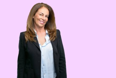 Orta yaş iş kadını kendinden emin ve mutlu bir büyük doğal gülümseme gülmek ile