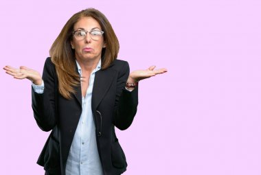 Orta yaş iş kadın şüphe ifade, şaşırtmak ve kavramı, belirsiz gelecek merak ediyorum