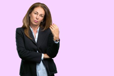 Orta yaş iş kadını rahatsız ve kızgın negatif duygu ifade, birisi ile rahatsız