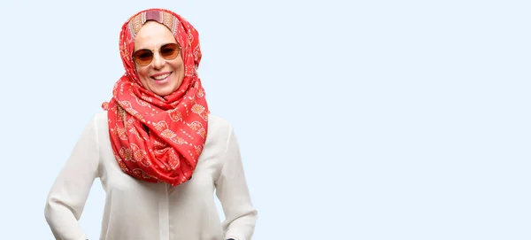 Мусульманская Арабская Женщина Средних Лет Носит Хиджаб Уверенно Счастливо Большой — стоковое фото