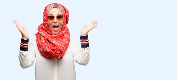 Mutlu Ifade Wow Izole Jest Mavi Arka Plan Tezahürat Hijab — Stok fotoğraf