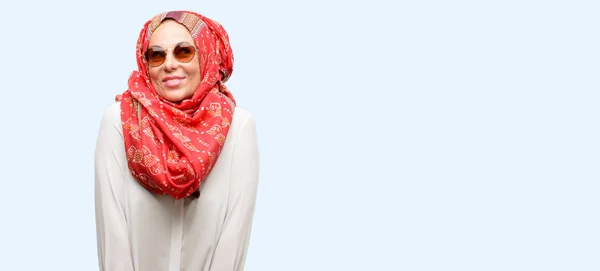 Medelåldern Muslimska Arabiska Kvinna Som Bär Hijab Tänkande Och Letar — Stockfoto