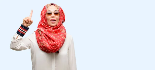 Mujer Árabe Musulmana Mediana Edad Que Usa Hiyab Levantando Dedo —  Fotos de Stock