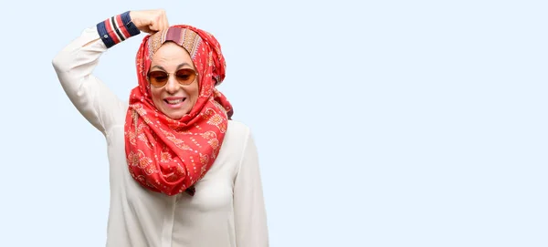 Mulher Árabe Muçulmano Meia Idade Vestindo Hijab Dúvida Expressão Confundir — Fotografia de Stock