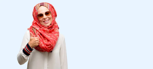 Mulher Árabe Muçulmano Meia Idade Vestindo Hijab Sorrindo Amplamente Mostrando — Fotografia de Stock