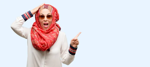 Mujer Árabe Musulmana Mediana Edad Que Usa Hijab Apuntando Hacia —  Fotos de Stock