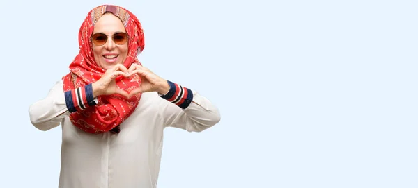 Średnim Wieku Emiraty Muzułmanka Noszenie Hidżabu Szczęśliwy Pokazuje Miłość Rąk — Zdjęcie stockowe