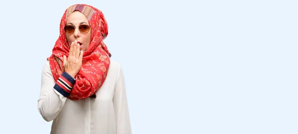 Middle Age Muslim Arab Woman Wearing Hijab Covers Mouth Shock — Stock Photo, Image