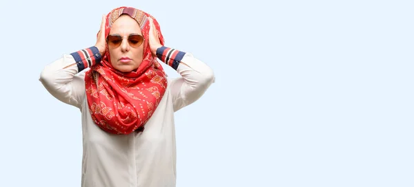 Mujer Árabe Musulmana Mediana Edad Que Usa Hijab Que Cubre —  Fotos de Stock