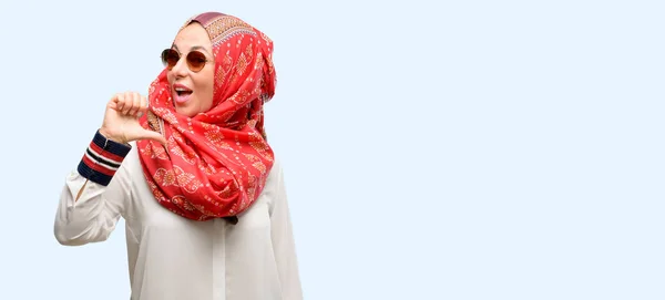 Wanita Arab Muslim Usia Pertengahan Mengenakan Jilbab Bangga Bersemangat Dan — Stok Foto