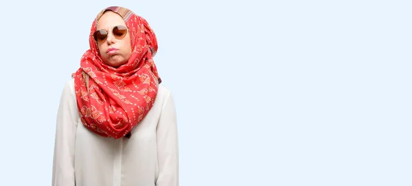 眠そうな表情 酷使され 疲れでヒジャーブを着て中年イスラム アラブ女性分離青色の背景 — ストック写真
