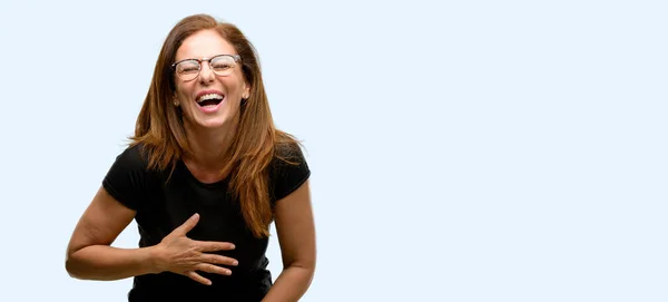 Женщина Средних Лет Черной Рубашке Очках Уверенно Счастливо Большой Естественной — стоковое фото